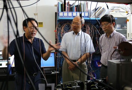 王恩哥副院长参观中科院原子频标重点实验室