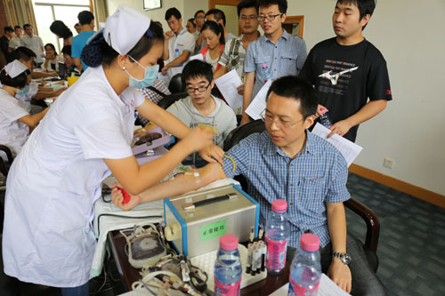 武汉物数所蔡庆宇研究员正在献血